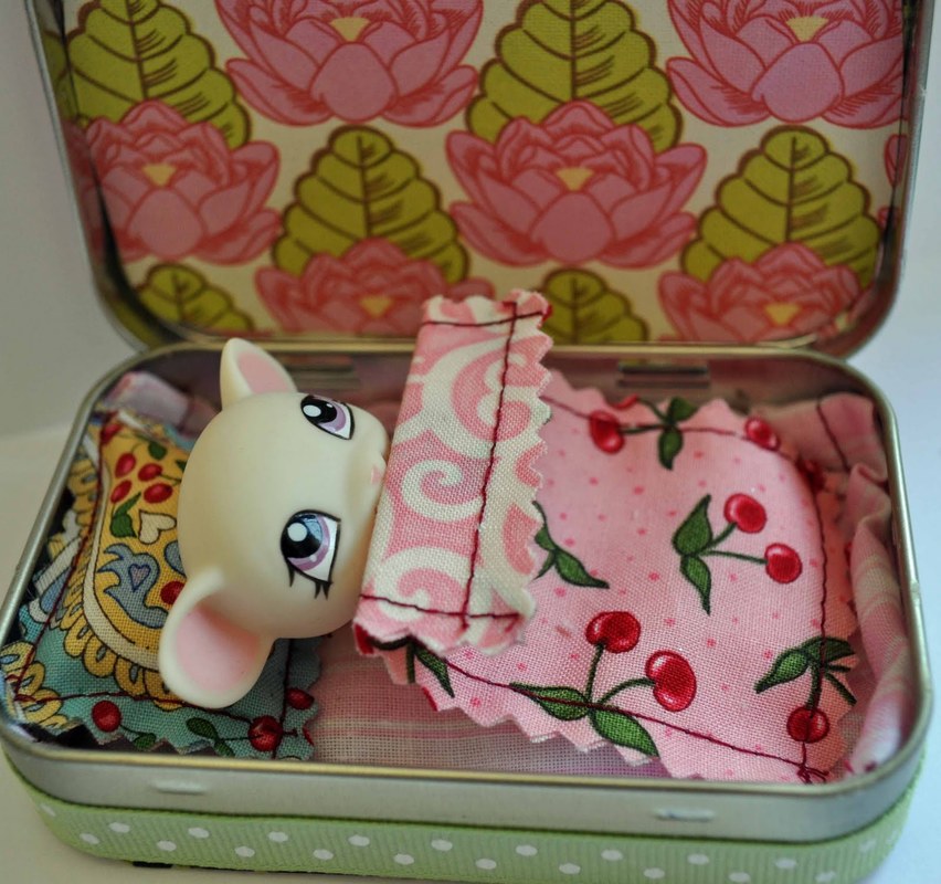 Homespun Threads Travel Tin Dollhouses from little altoid tins